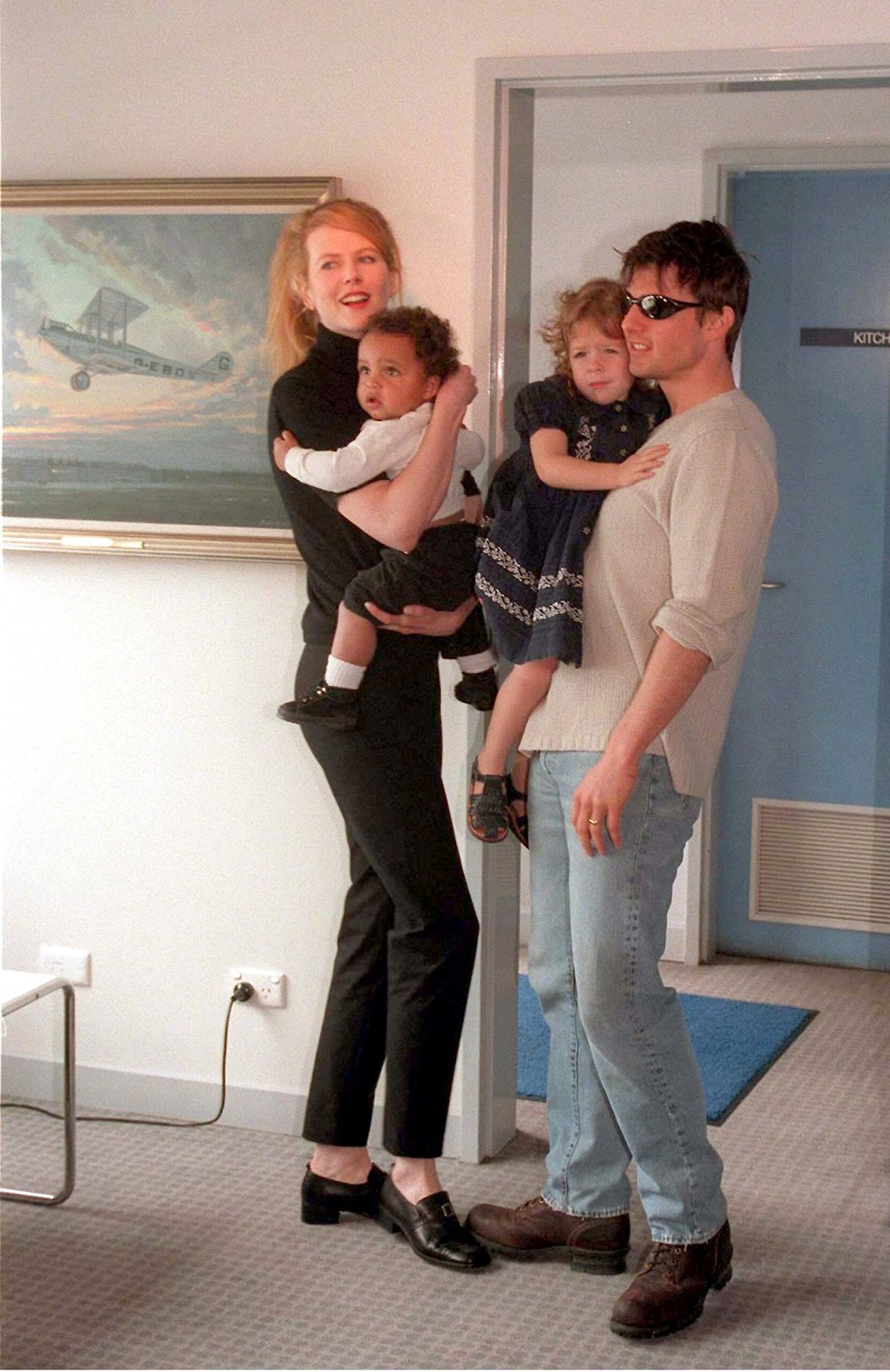 SYDNEY, AUSTRALIE - 24 JANVIER : Les acteurs Nicole Kidman et son mari Tom Cruise arrivent à l'aéroport Kingsford Smith de Sydney et présentent leurs enfants Connor et Isabella aux médias le 24 janvier 1996 à Sydney, Australie.