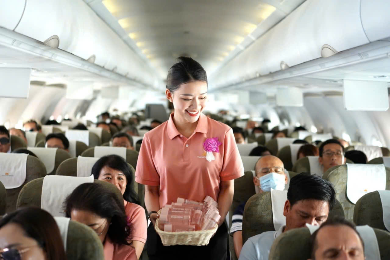 “Chuyến bay màu hồng - HeForShe” cùng thông điệp của Vietnam Airlines về sự đa dạng và bình đẳng giới. (Ảnh: VNA)