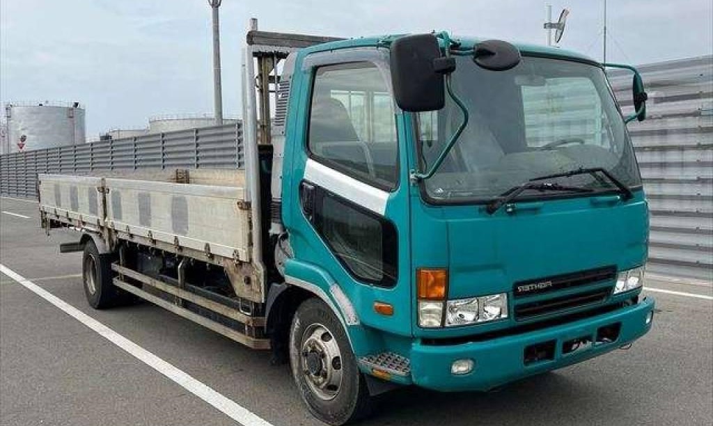 Mitsubishi Fuso Fighter front side view