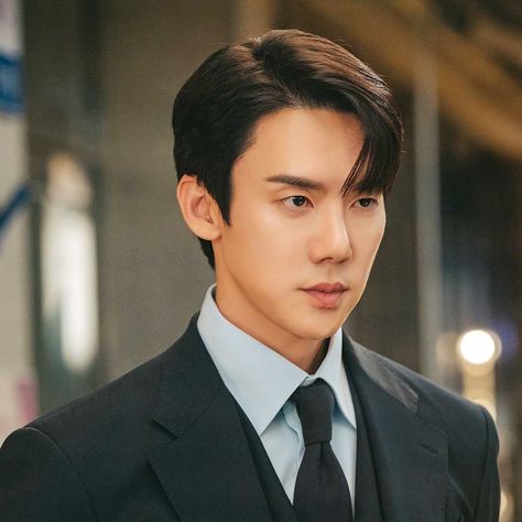 This contains an image of yoo yeon seok