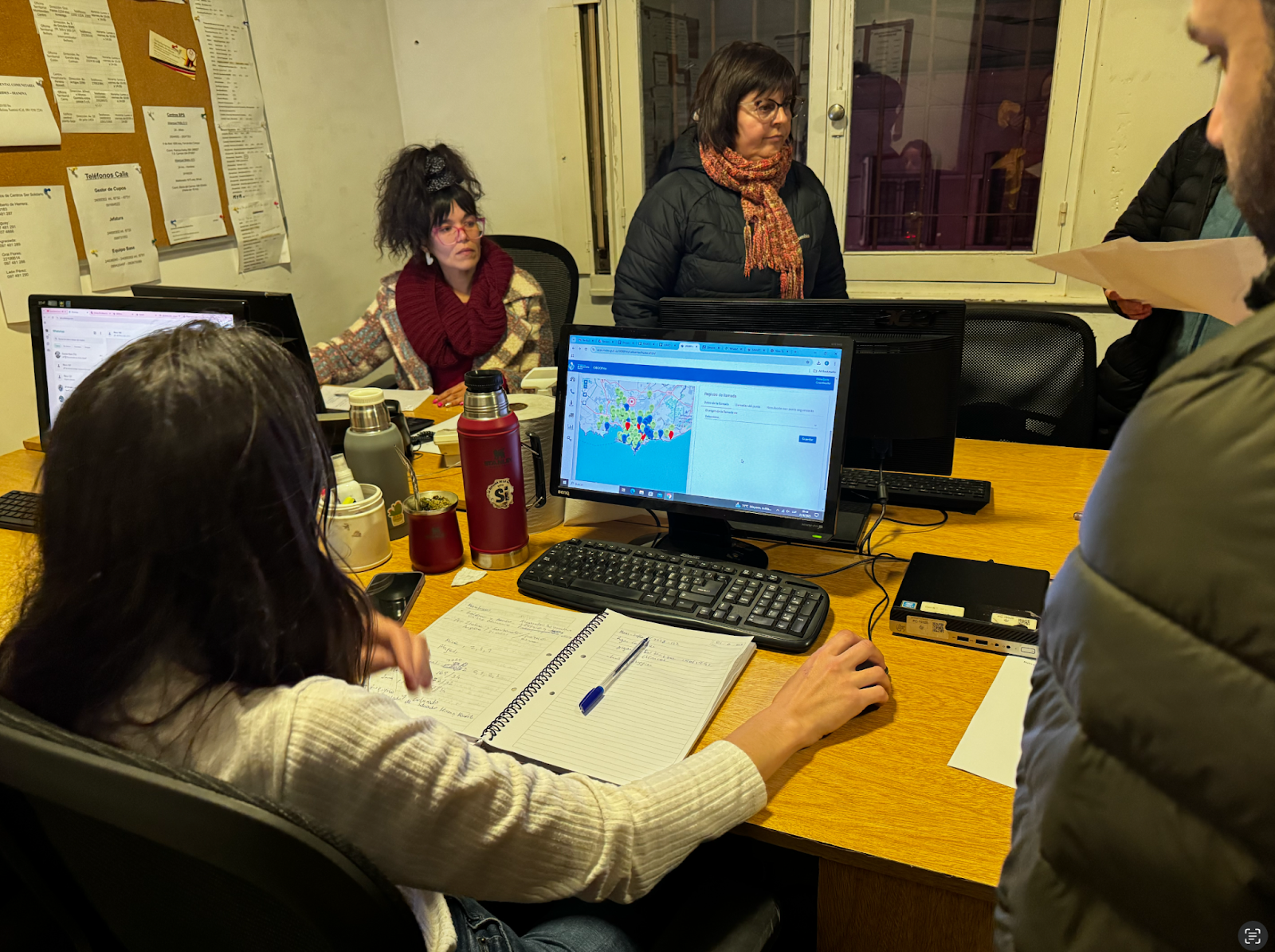 Ministro de Desarrollo Social junto a equipo Calle en el Centro Operativo 