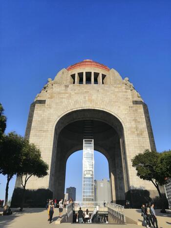 Una torre de un edificio

Descripción generada automáticamente