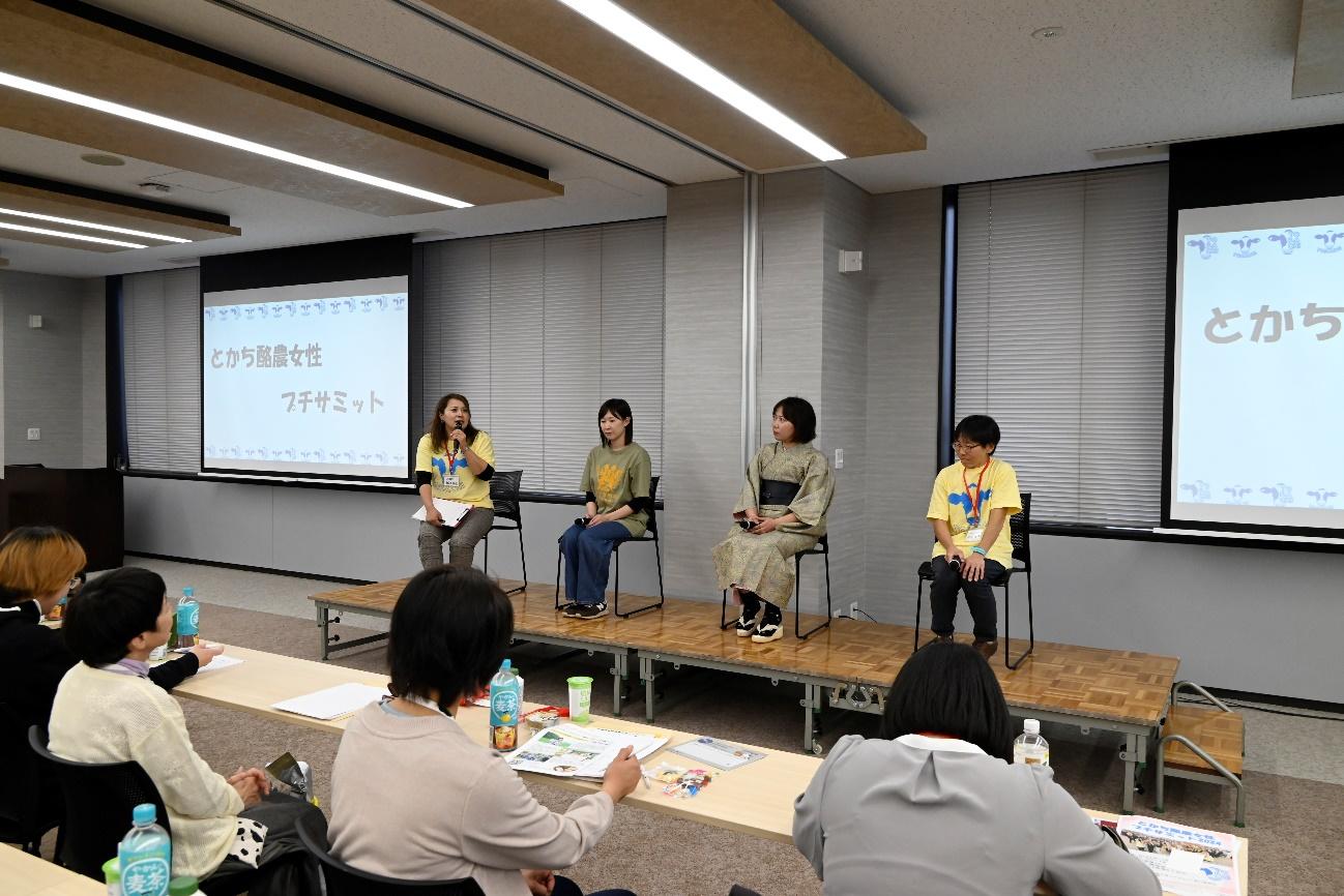 天井, 人, 屋内, 建物 が含まれている画像

自動的に生成された説明