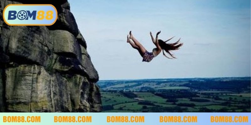 Ý nghĩa giấc mơ bị rơi xuống vực là điều may hay xui