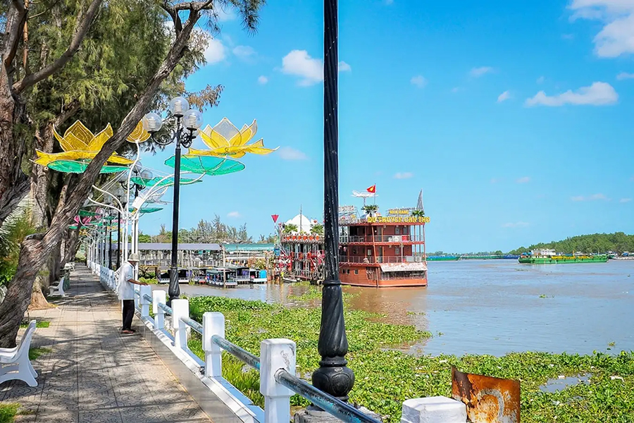 Ninh Kieu Wharf is located at the junction of Hau River and Can Tho River. Source: Traveloka.com