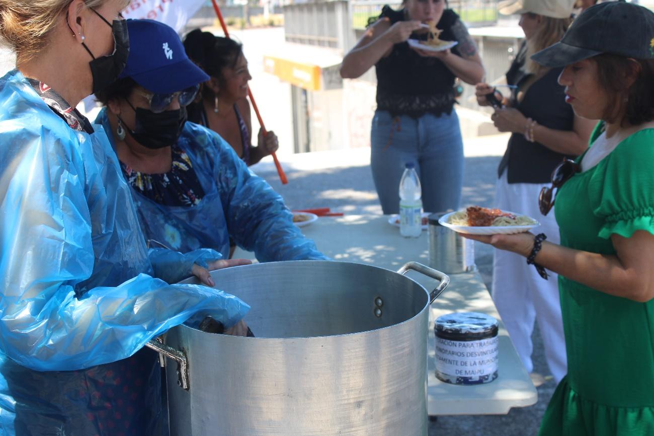 Personas preparando comida

Descripción generada automáticamente con confianza baja