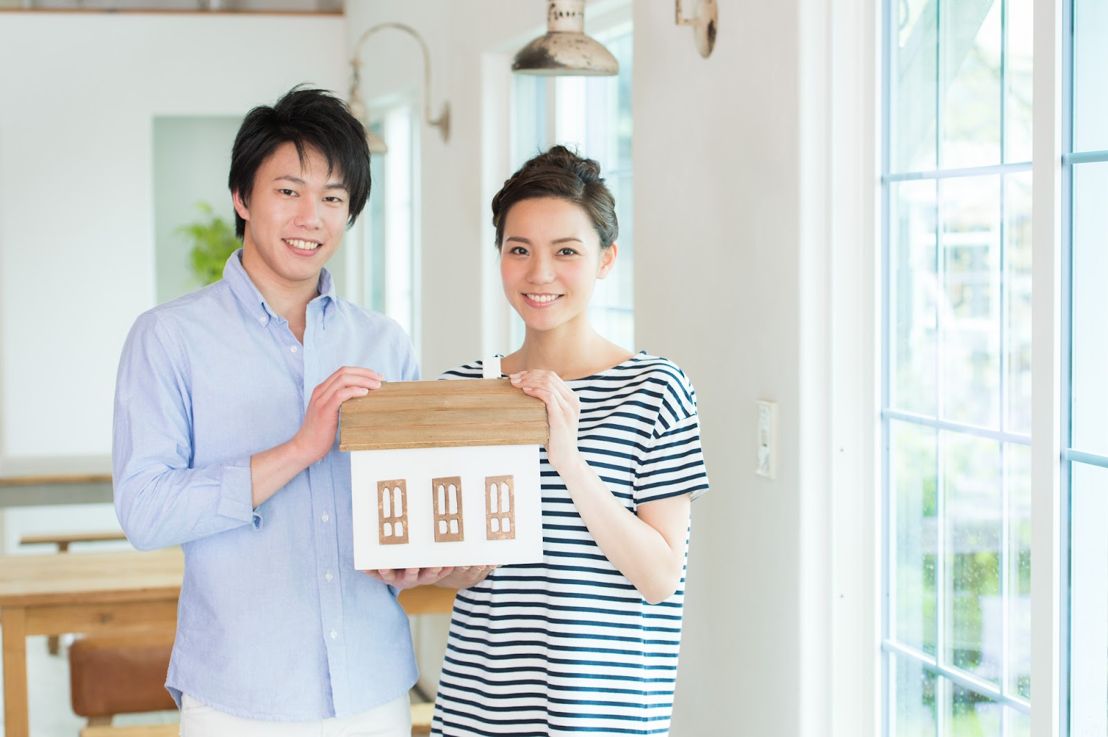 マイホームを手に入れた笑顔の若い夫婦