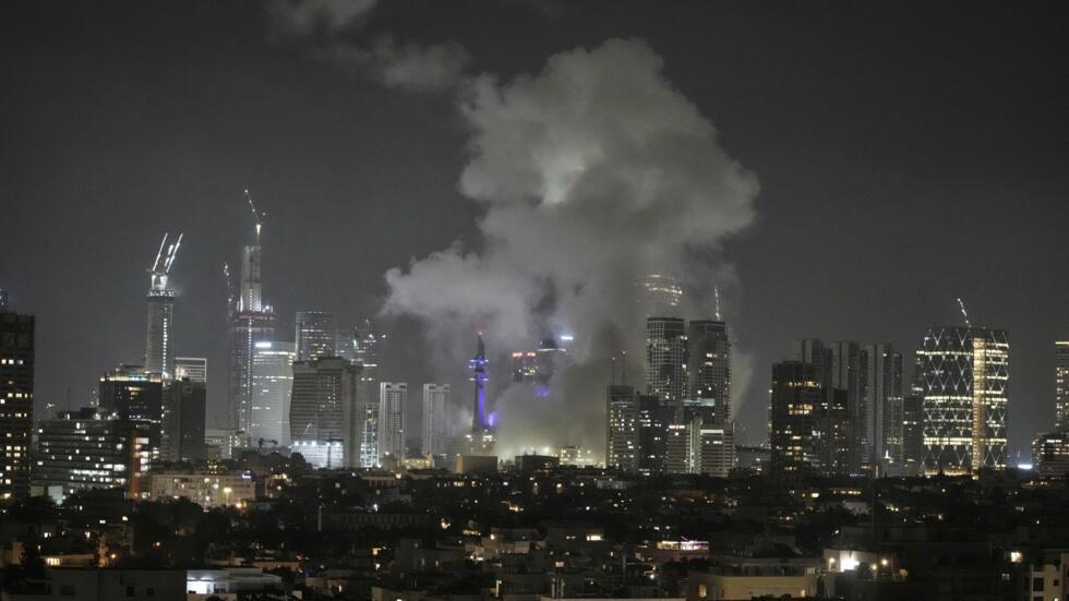 2025 年 6 月 13 日夜，以色列特拉维夫，导弹袭击后浓烟滚滚。