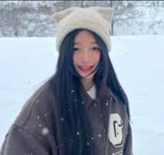 This contains an image of Youtuber  Tzuyang 