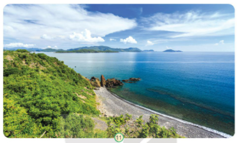 BÀI 28. BỀ MẶT TRÁI ĐẤTMỞ ĐẦUCâu hỏi: Hãy nói về quang cảnh thiên nhiên nói em sống.Đáp án chuẩn:Nhà em nằm ở gần hồ Hoàn Kiếm - Hà Nội. Tháp Rùa nằm ở giữa hồ, đồng thời hình ảnh cầu thê húc đỏ cũng là biểu tượng của nơi đây. Xung quanh hồ được trồng cây: phượng, bằng lăng,… tạo nên một màu xanh bắt mắt. Hồ Hoàn Kiếm gắn liền với sự tích trả gươm của vua Lê Lợi và được coi là một biểu tượng của thủ đô.KHÁM PHÁCâu 1: Đọc thông tin và quan sát quả địa cầu, em hãyChỉ đại dương và lục địa.Nhận xét diện tích của hai phần này.Đáp án chuẩn:- Trên quả địa cầu, phần màu xanh nước biển thể hiện đại dương, phần nâu đỏ và vàng thể hiện núi, đồi, cao nguyên, phần màu xanh lá cây thể hiện đồng bằng.- Đại dương chiếm phần lớn diện tích trên bề mặt Trái Đất, gấp khoảng 3/4 lần so với diện tích đất liềnCâu 2: Quan sát lược đồ hình 2, em hãy tìm và nói tên các châu lục, đại dương.Đáp án chuẩn:- Các châu lục: châu Âu, châu Á, châu Phi, châu Mĩ, châu Đại Dương, châu Nam Cực.- Các đại dương: Thái Bình Dương, Đại Tây Dương, Ấn Độ Dương, Bắc Băng Dương.THỰC HÀNHCâu hỏi: Quan sát quả địa cầu và chia sẻ với bạn:Từng châu lục tiếp giáp với các đại dương nào?Nước Việt Nam nằm ở châu lục nào? Châu lục đó tiếp giáp với đại dương nào? Đáp án chuẩn:- Từng châu lục tiếp giáp với đại dương:Châu Mĩ: Thái Bình Dương, Đại Tây Dương, Bắc Băng Dương.Châu Phi: Ấn Độ Dương và Đại Tây Dương.Châu Âu: Bắc Băng Dương và Đại Tây Dương.Châu Á: Bắc Băng Dương, Thái Bình Dương, Ấn Độ DươngChâu Đại Dương: Thái Bình Dương và Ấn Độ DươngChâu Nam Cực: Thái Bình Dương, Đại Tây Dương, Ấn Độ Dương- Nước Việt Nam nằm ở châu Á, tiếp giáp với Thái Bình Dương, Ấn Độ Dương và Bắc Băng Dương.KHÁM PHÁCâu 1: Quan sát hình 3 và chỉ núi, đồi, cao nguyên, đồng bằng, sông, hồ, biển.          Đáp án chuẩn:Học sinh chỉ núi, đồi, cao nguyên, đồng bằng, sông, hồ, biển ghi trong hình.Câu 2: Quan sát hình 3 và hình 4, em hãy mô tả núi, đồi, cao nguyên, đồng bằng dựa vào các từ gợi ý: cao, dốc, tương đối tròn, thoải, thấp, thường nhọn, bằng phẳng.Đáp án chuẩn:Núi: cao, thường nhọn.Đồi: tương đối tròn, thoải.Cao nguyên: dốc, bằng phẳngĐồng bằng: thấp, bằng phẳng.THỰC HÀNHCâu 1: Hoàn thành các bảng theo gợi ý sau:Đáp án chuẩn: NúiĐồiĐiểm giốnglà dạng địa hình nhô caoĐiểm khácĐộ caoTrên 500mDưới 200mĐỉnhNhọnTương đối trònSườnDốcThoải  Cao nguyênĐồng bằngĐiểm giốngBề mặt tương đối bằng phẳng.Điểm khácCó độ cao trên 500m.Sườn dốc.Có độ cao dưới 200m.Không có sườn.Câu 2: Quan sát từ hình 5 đến hình 11, chỉ và nói tên các dạng địa hình trên Trái Đất.Đáp án chuẩn:Hình 5: HồHình 6: SôngHình 7: NúiHình 8: Cao nguyênHình 9: ĐồiHình 10: Đồng bằngHình 11: BiểnVẬN DỤNG