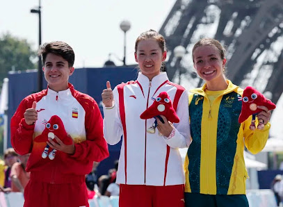 Juegos Olímpicos de París 2024 - Atletismo - 20 km marcha femenina - Trocadero, París, Francia - 1 de agosto de 2024. La medallista de oro, la china Yang Jiayu, posa en el podio mientras sostiene a la mascota de los Juegos Olímpicos, Phryges, durante la ceremonia en la sede de los Juegos, junto a la medallista de plata, la española María Pérez, y la medallista de bronce, la australiana Jemima Montag