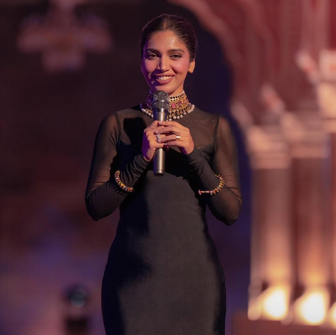 A person holding a microphone

AI-generated content may be incorrect.