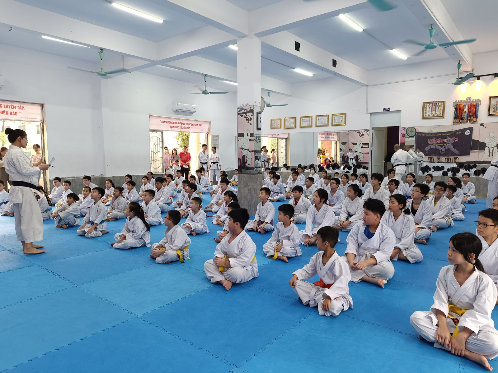 Khi đăng ký mã ngành 8559, chủ kinh doanh cần đảm bảo các yêu cầu về pháp lý, cơ sở hạ tầng, chất lượng giảng dạy
