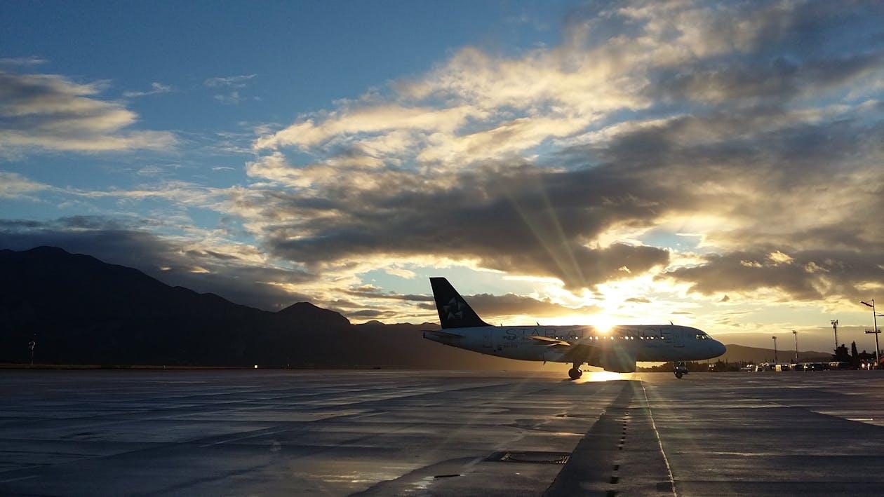 grátis Silhueta De Avião Na Hora Dourada Foto profissional