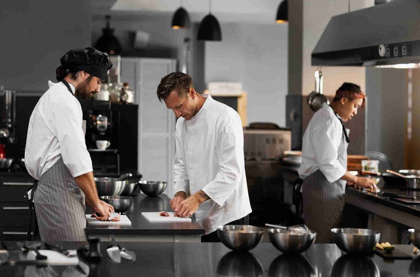 What are the Responsibilities of a Kitchen Crew?