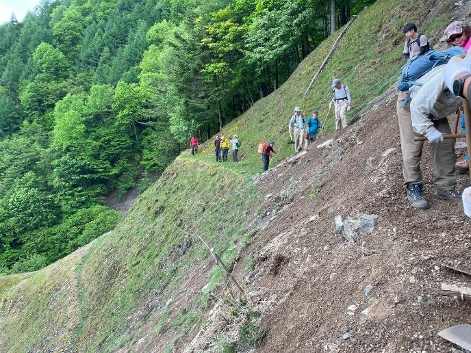 岩山を歩いている人たち 自動的に生成された説明