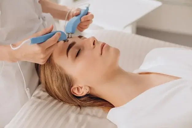 in this image the girl is receiving hydrafacial treatment at Ageology clinic by https://ageology.in/