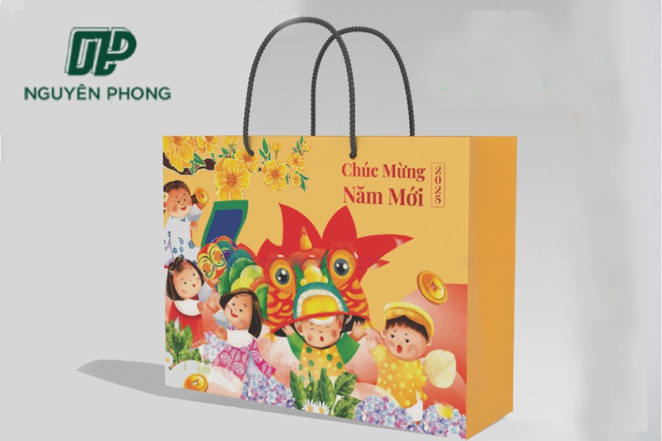 Nguyên Phong là một trong những địa chỉ hàng đầu tại Hà Nội chuyên cung cấp dịch vụ in túi giấy chúc mừng năm mới uy tín và chất lượng.