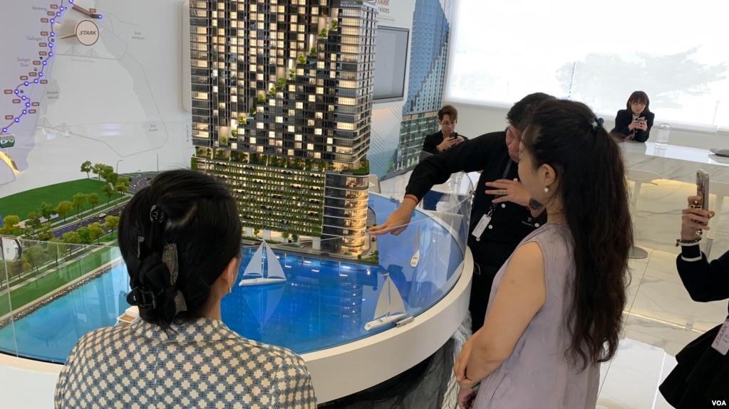 来自中国的买家在马来西亚槟城的Stark房地产展示厅选购楼盘。 (2024年10月21日) (美国之音/张晓林)