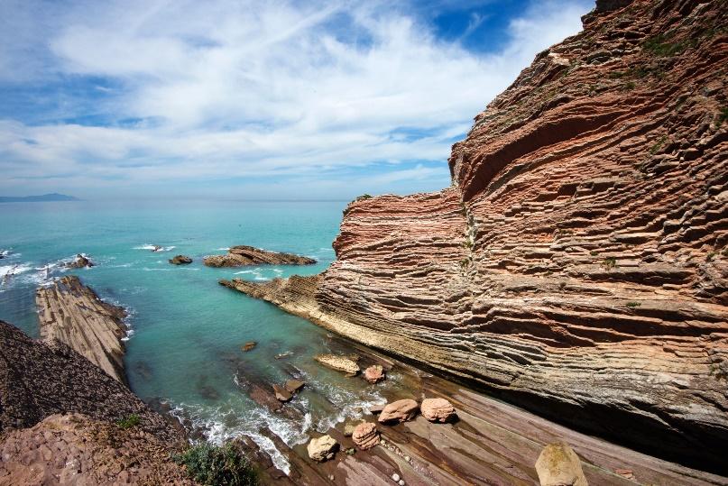 Flysch cliff walk Zumaia 2015-04-21 (18) - Gazing and Grazing