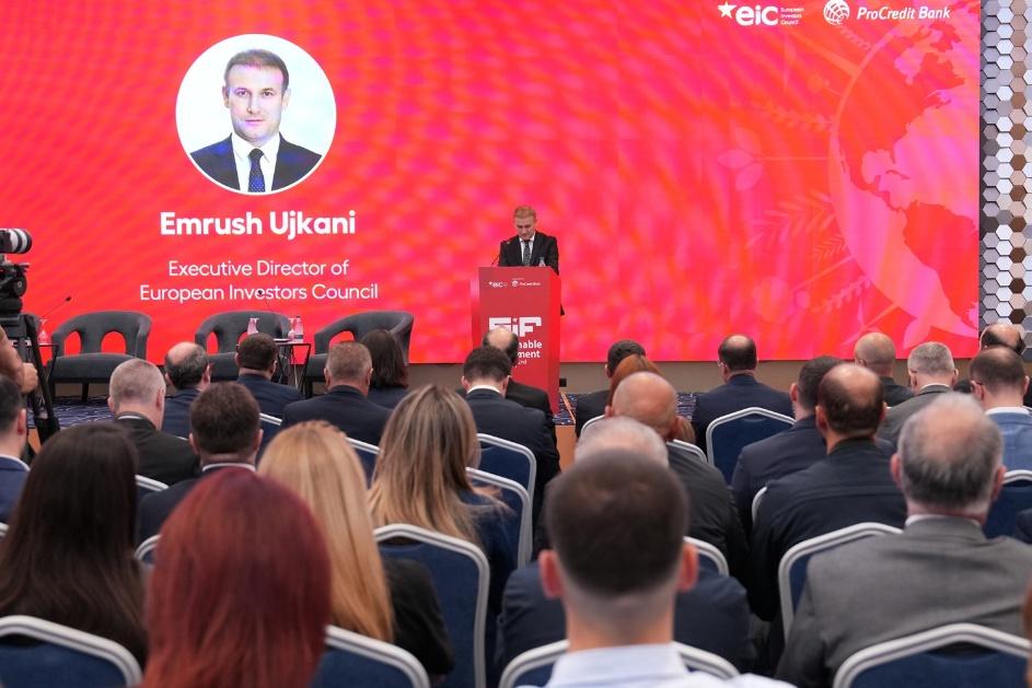 A person standing at a podium with a crowd of people in the background

AI-generated content may be incorrect.