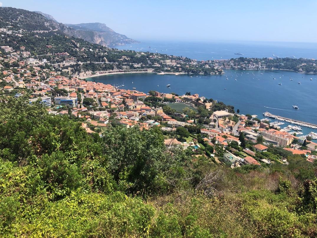 A city next to a body of water

Description automatically generated