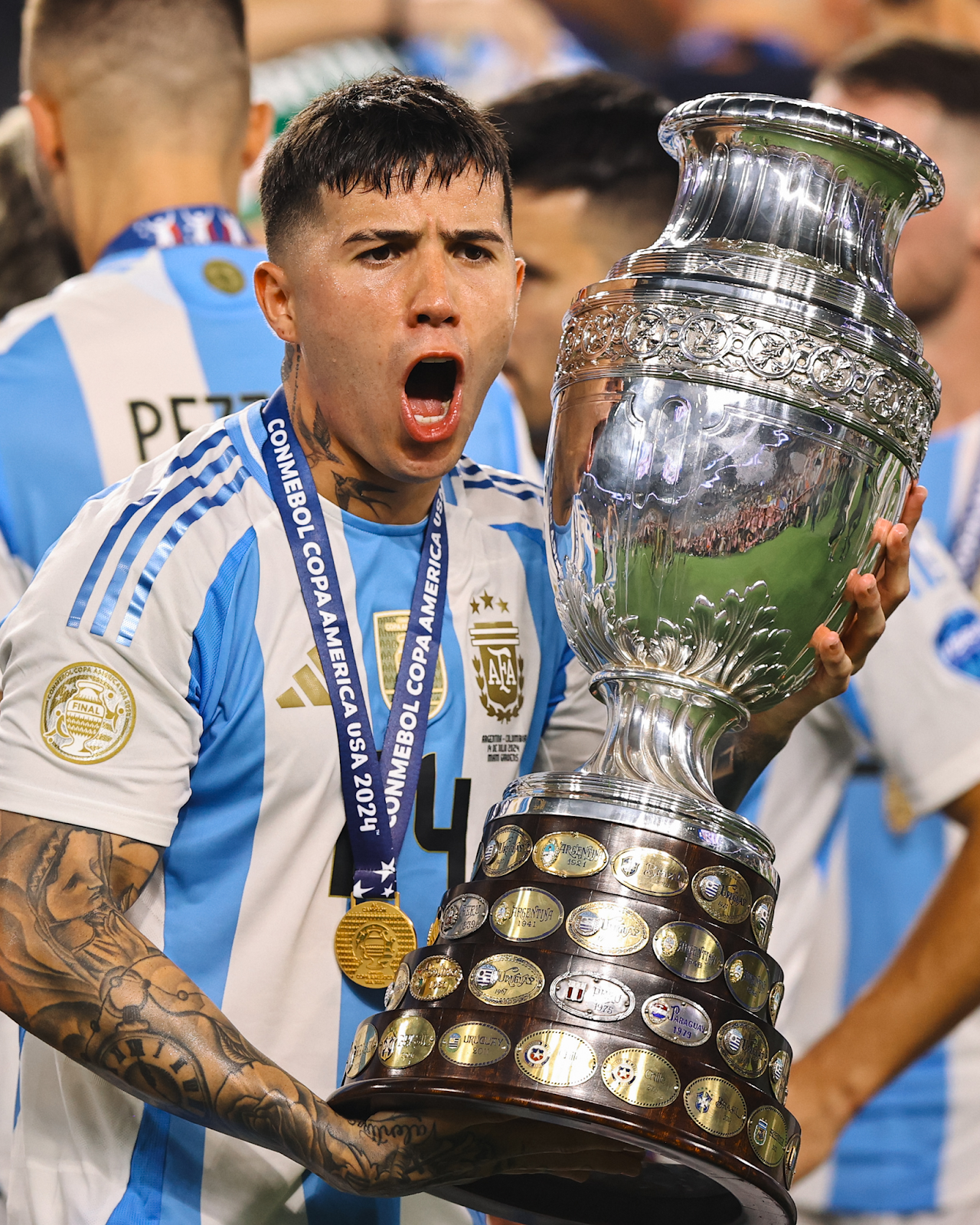 Fernández com a taça da Copa América de 2024, que conquistou com a Argentina