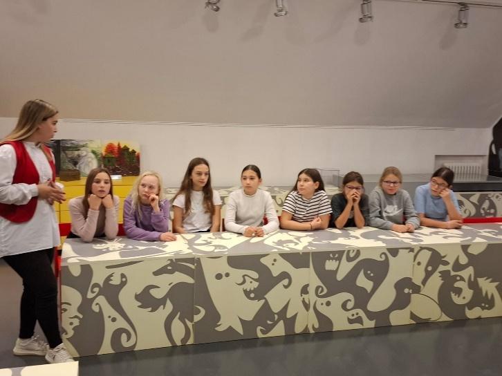 Slika na kojoj se prikazuje odijevanje, zid, osoba, Ljudsko lice

Opis je automatski generiran