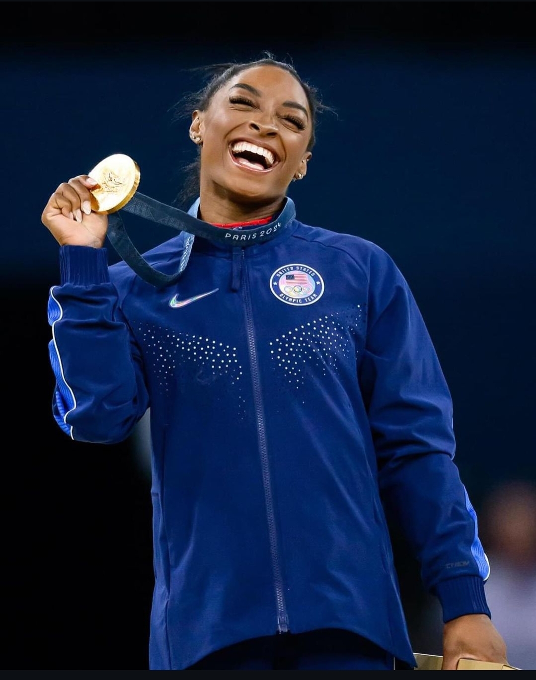 Simone Biles com uma medalha de ouro conquistada nas Olimpíadas de Paris 2024