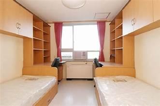 A room with two beds and shelves

AI-generated content may be incorrect.
