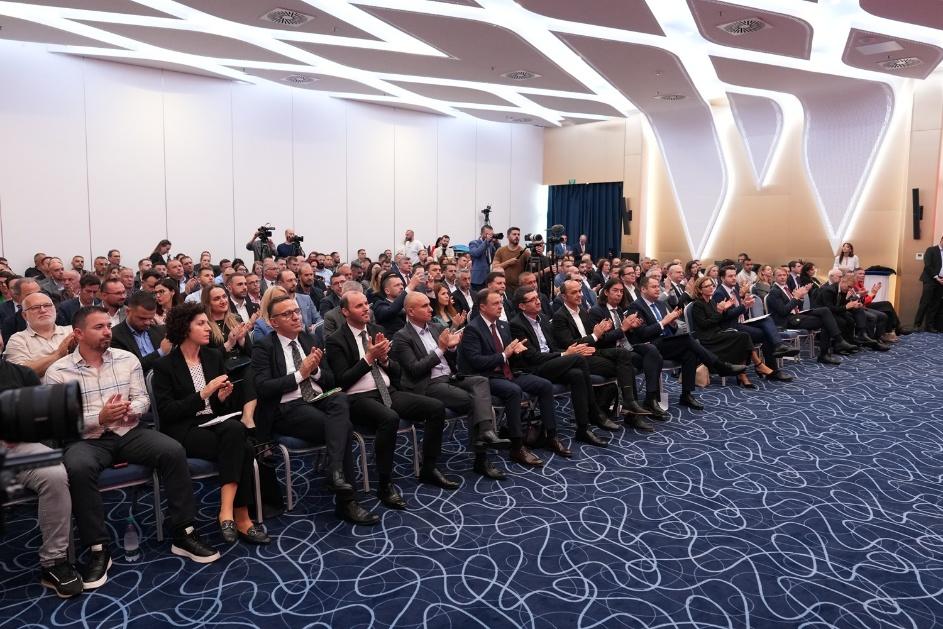 A group of people sitting in a room

AI-generated content may be incorrect.