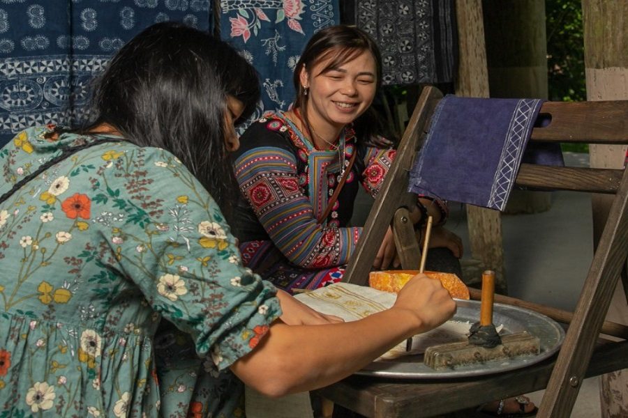 Tourists try making beeswax paintings