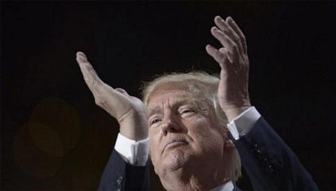A person with his hands up

AI-generated content may be incorrect.