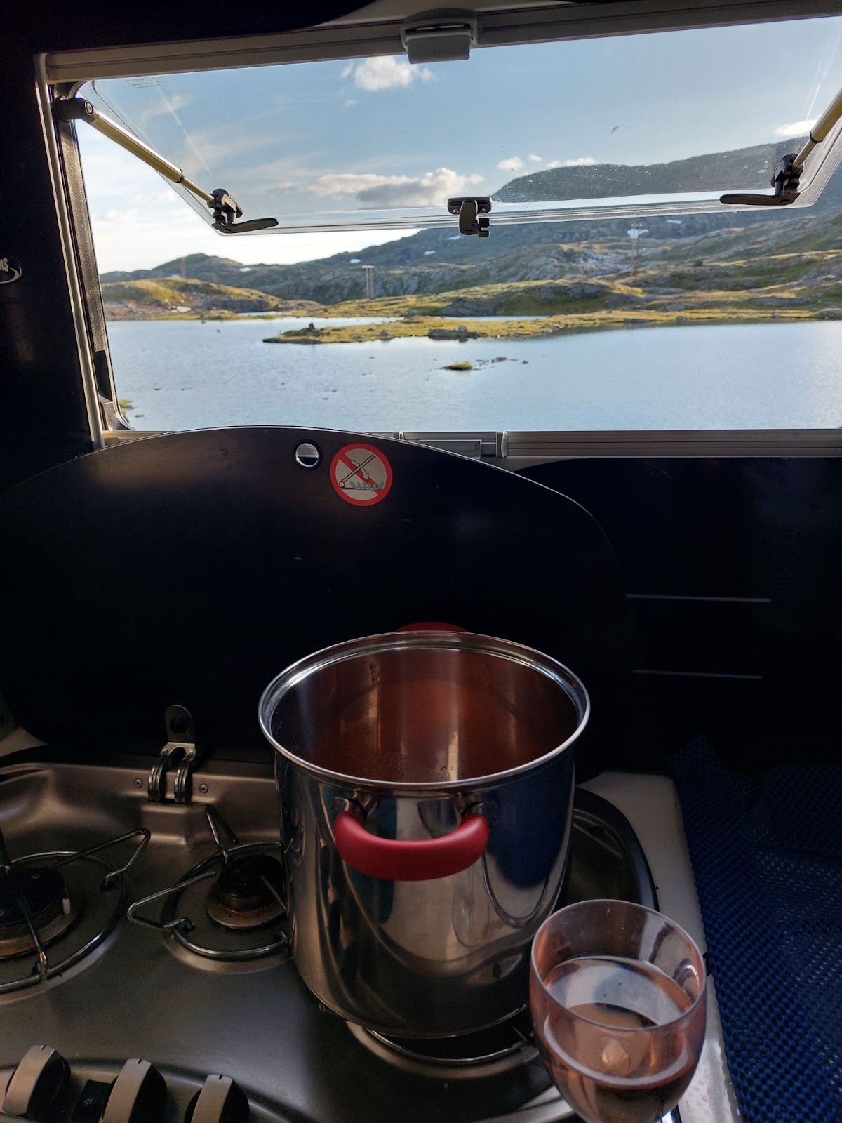 Bea en Dirk koken vanuit de camper met uitzicht in Noorwegen