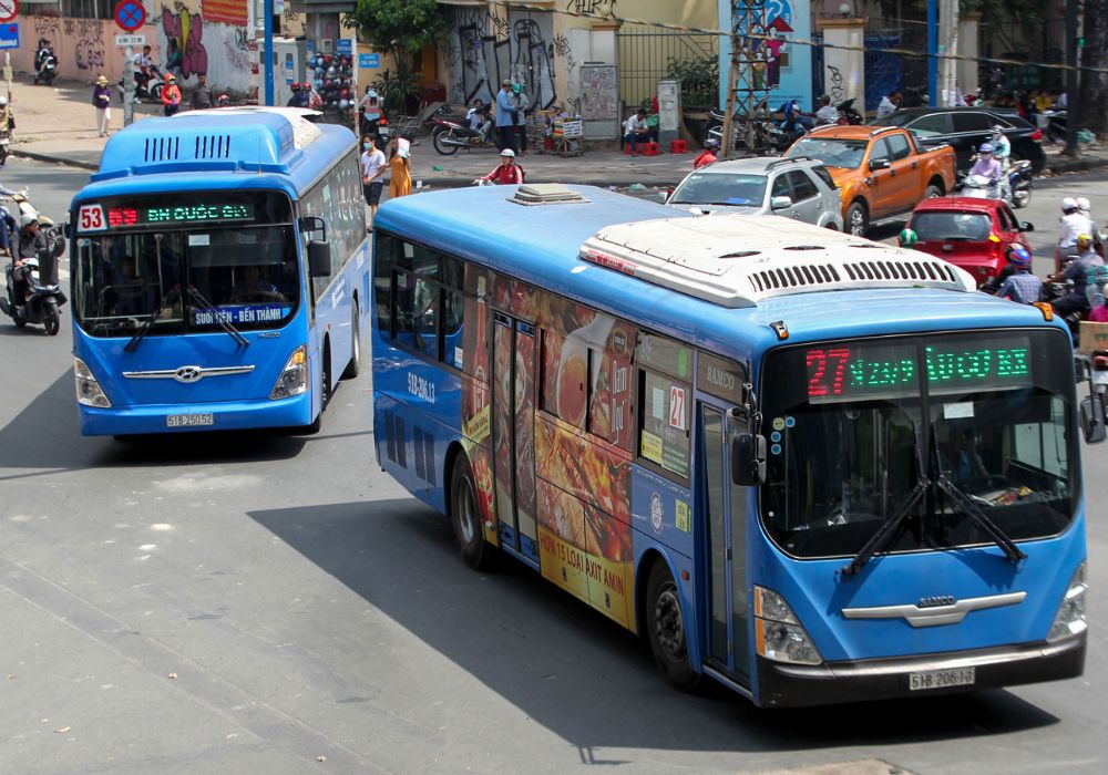 Lên xe buýt 53 và xuống trạm tại Ngã ba Hoàng Diệu 2 để đến nhà thờ Hiển Linh (Ảnh: Sưu tầm Internet)