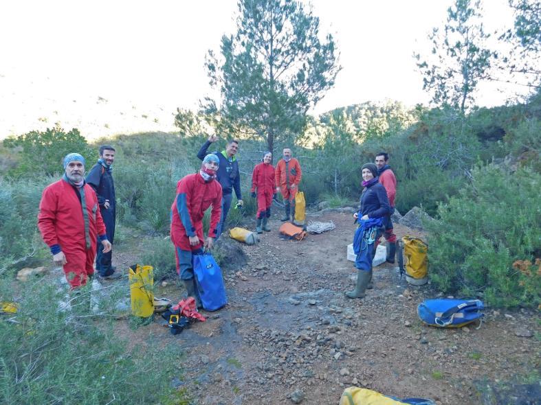 Un grupo de personas en un campo de tierra

Descripción generada automáticamente