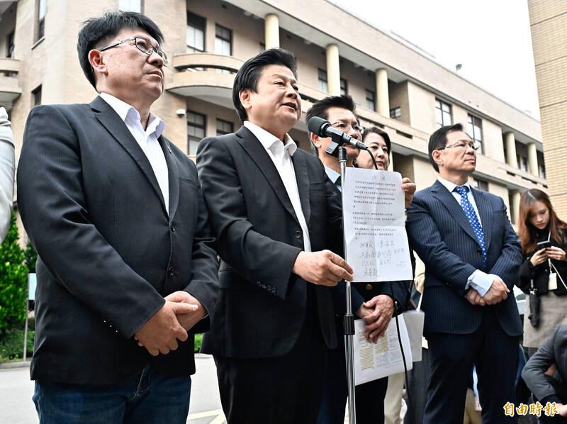 國民黨團總召傅崑萁受訪表示,行政院已同意用追加預算方式補足原住民禁伐補償預算,往後逐年都會在年度預算編列;健保點值也會按照立法院主決議在明年6月30日達到0.95點。(記者陳志曲攝)