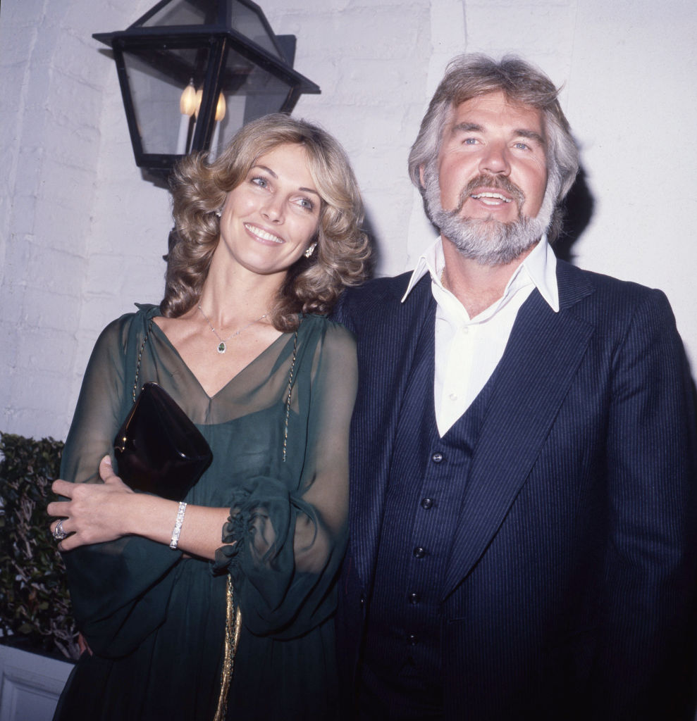 Kenny Rogers et sa femme Marianne Gordon assistent à un événement vers 1980.