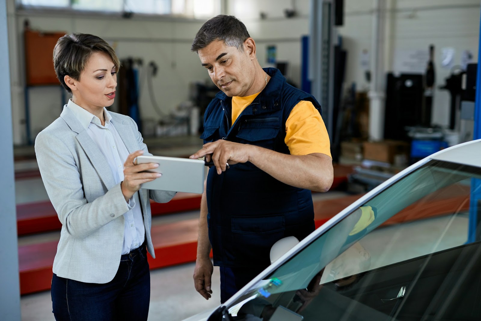 el comprador inspecciona el coche antes del seguro