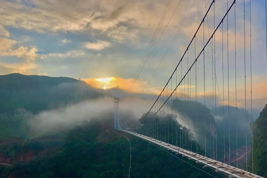 Bach Long Glass Bridge - the longest walking glass bridge in the world. Source: vietgoing 