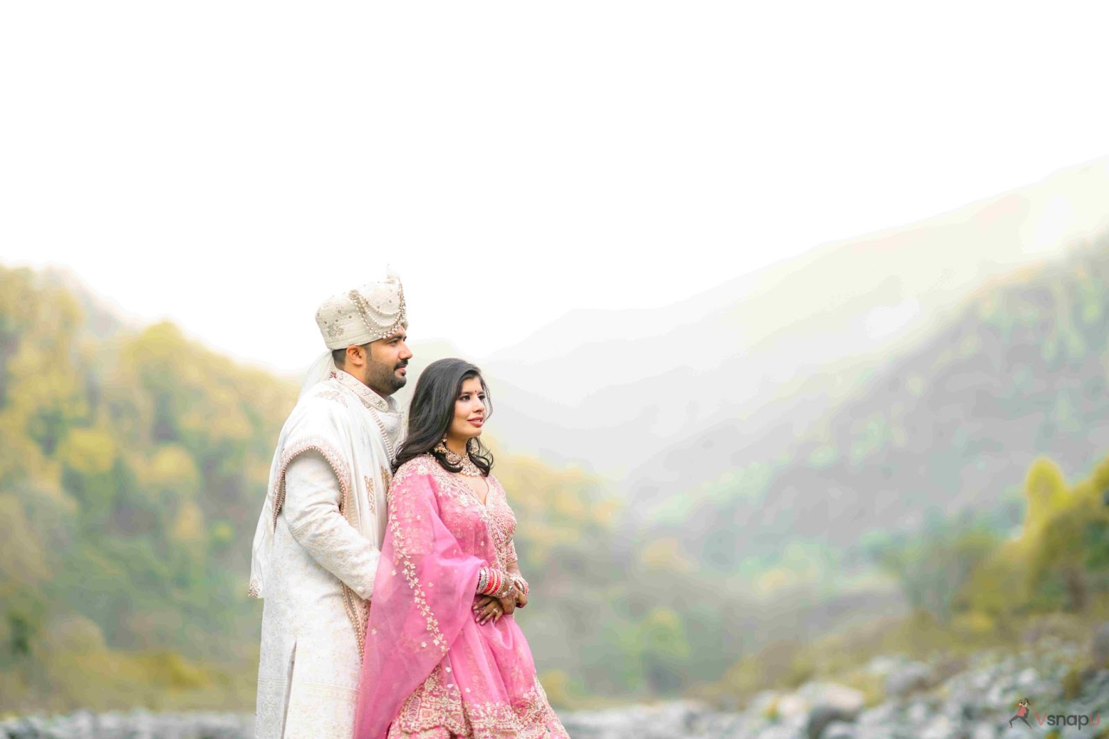 Love in the light: A dreamy couple photoshoot bathed in warm sunlight