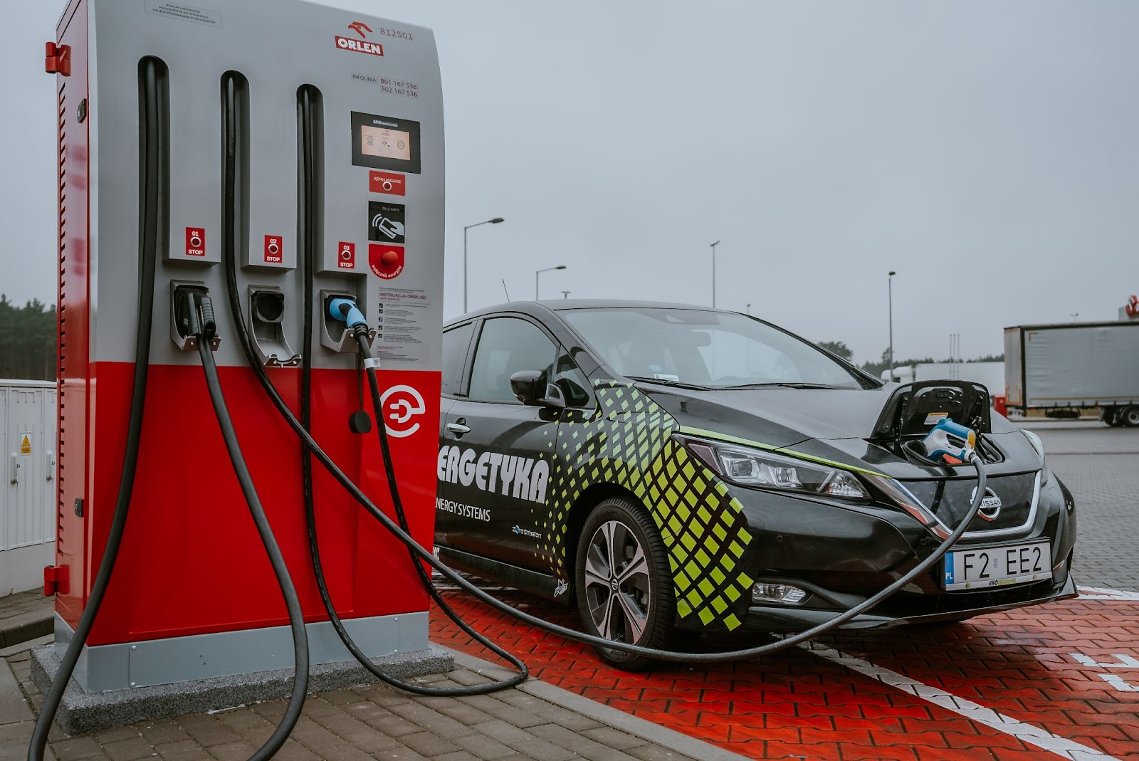 Elektrischer Nissan Leaf lädt mit Ekoenergetyka Ladegerät an der Orlen Station