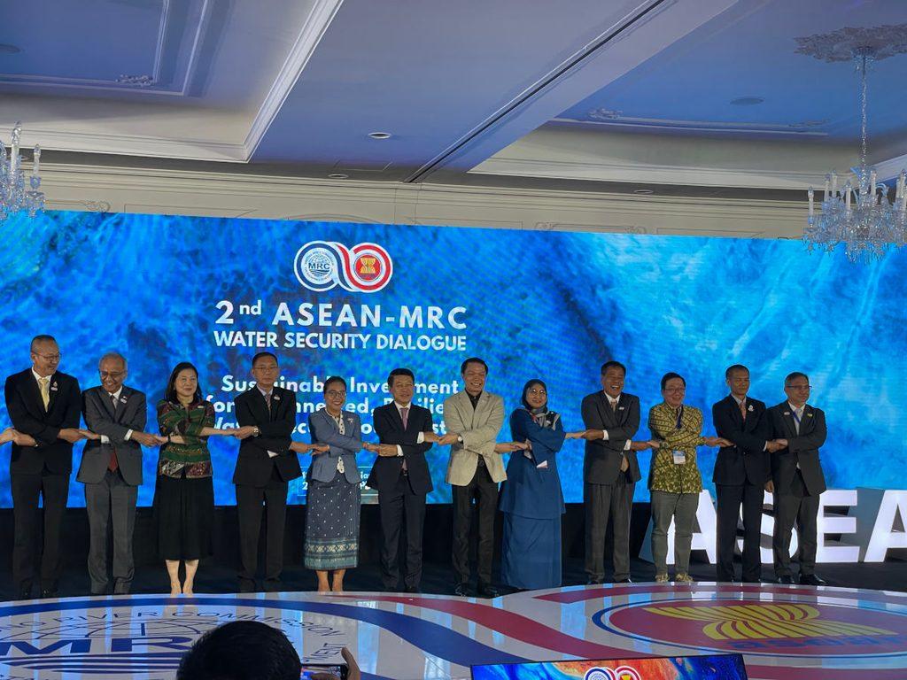 Officials join hands to symbolize cooperation at the second ASEAN-Mekong River Commission (MRC) Water Security Dialogue, held on September 18, 2024. Photo: Prak Chan Thul