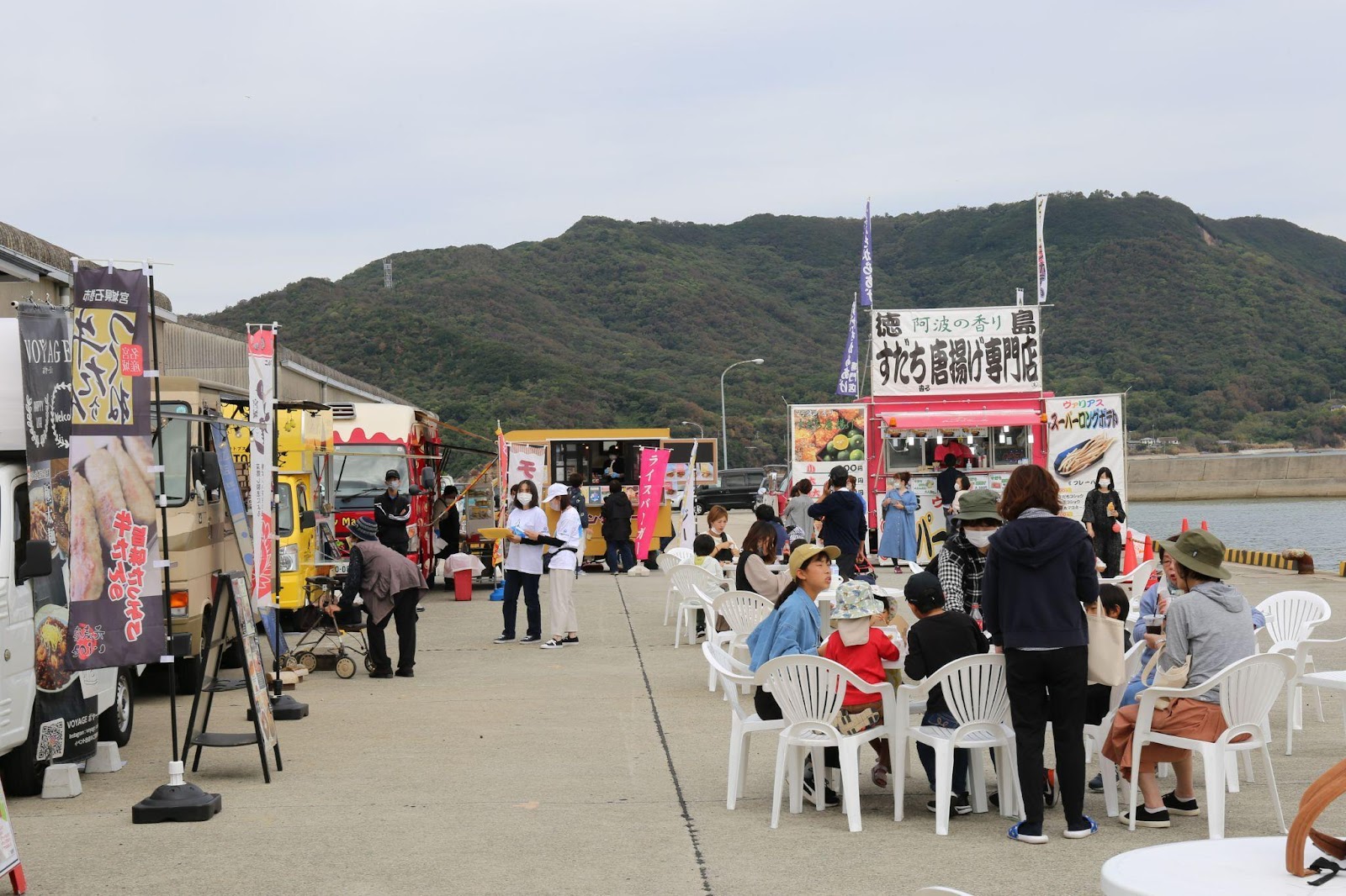 屋外, 山, 民衆, グループ が含まれている画像

自動的に生成された説明