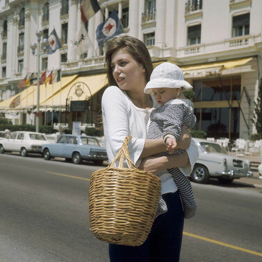 Jane Birkin insieme alla sua iconica borsa di paglia.