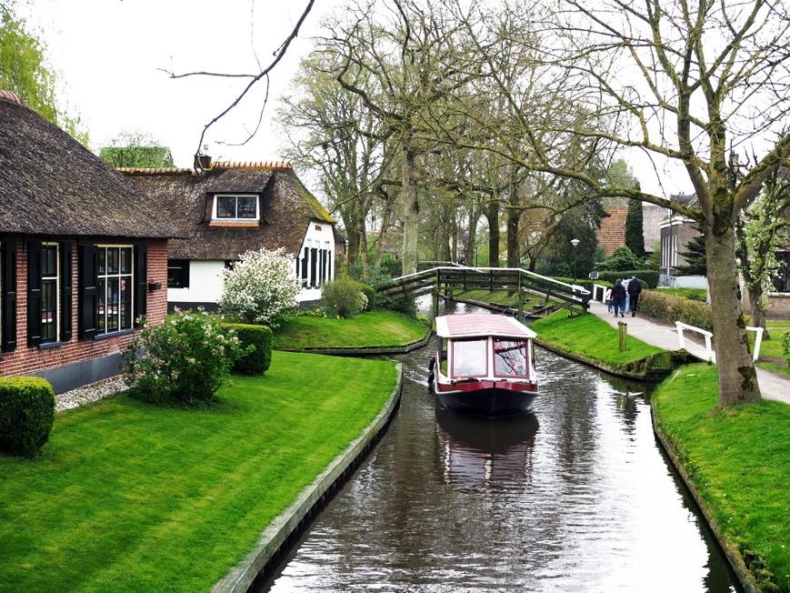 A boat on a canal

Description automatically generated