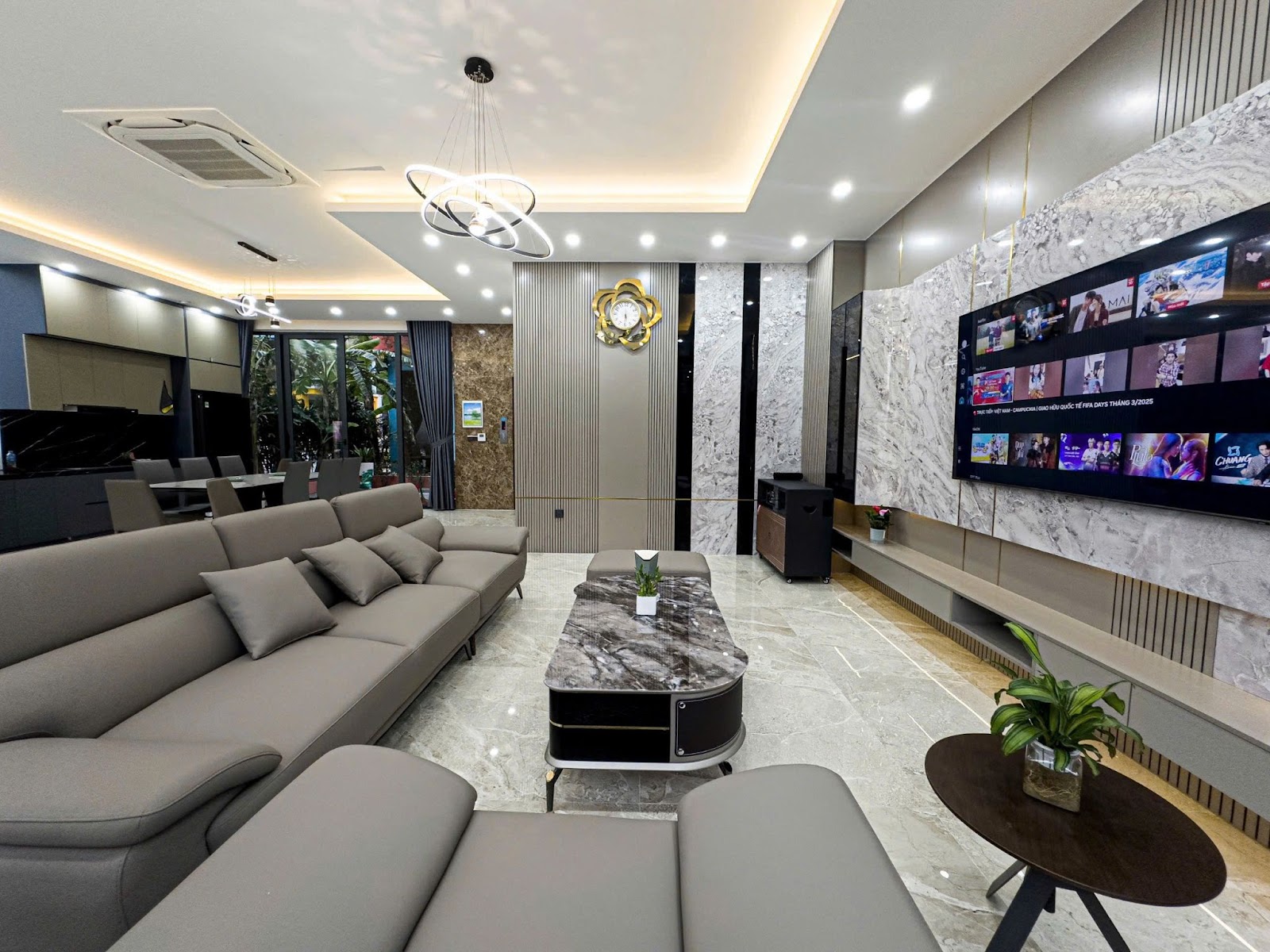 Không gian nội thất sang trọng của phòng khách Villa A712A với sofa rộng và TV thông minh