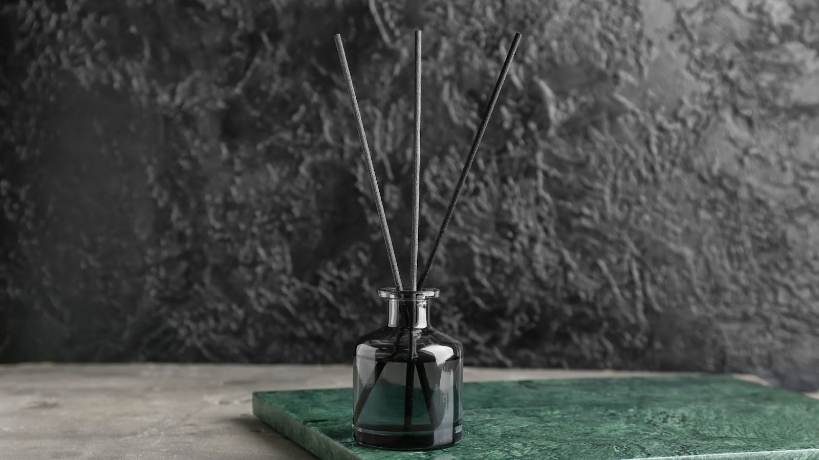 Gambar reed diffuser berwarna hitam/Sumber: Canva