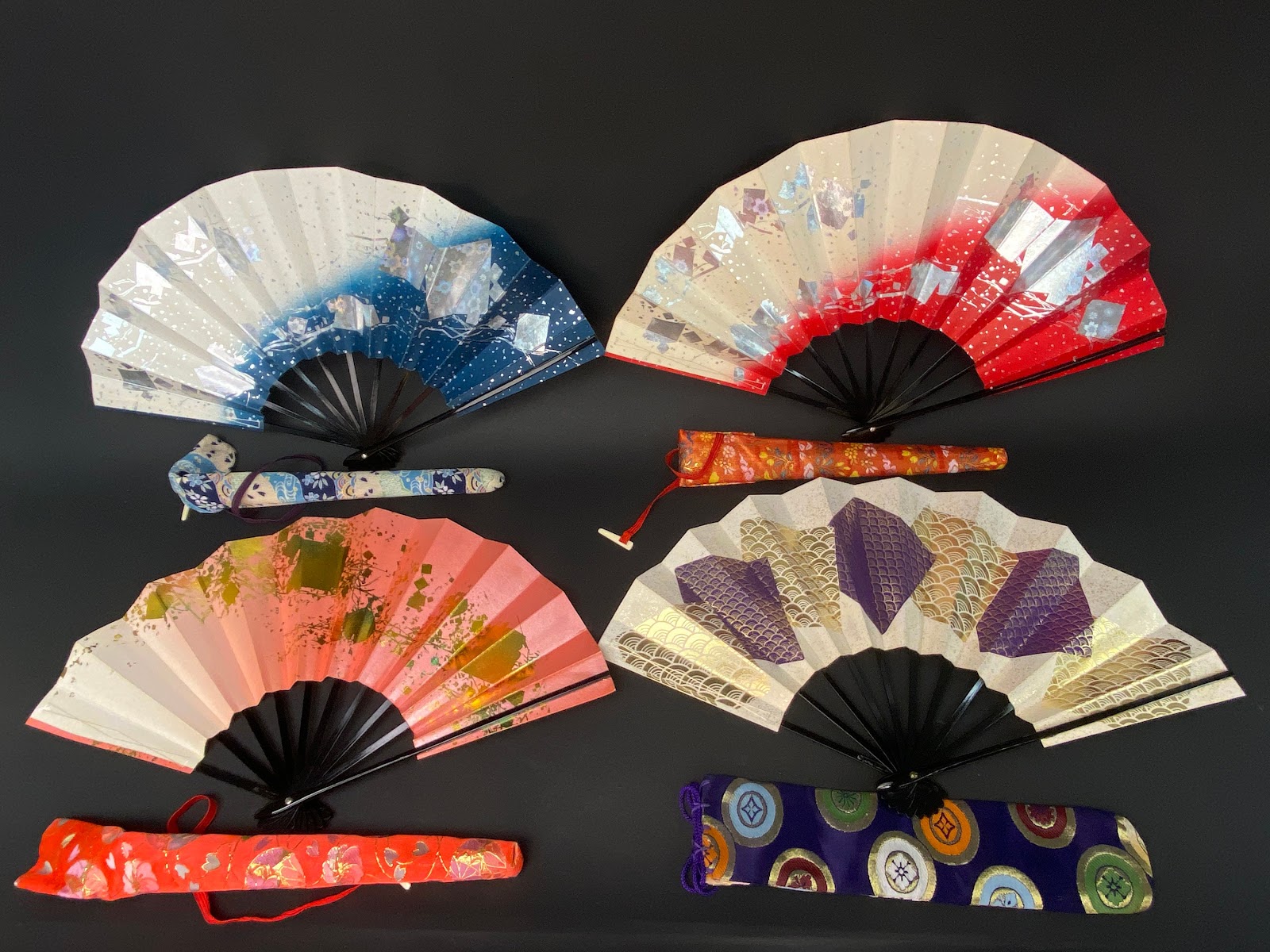 Abanico de danza sensu tradicional japonés con bolsa de transporte de kimono que muestra accesorios de refrigeración profesionales para sesiones fotográficas de verano