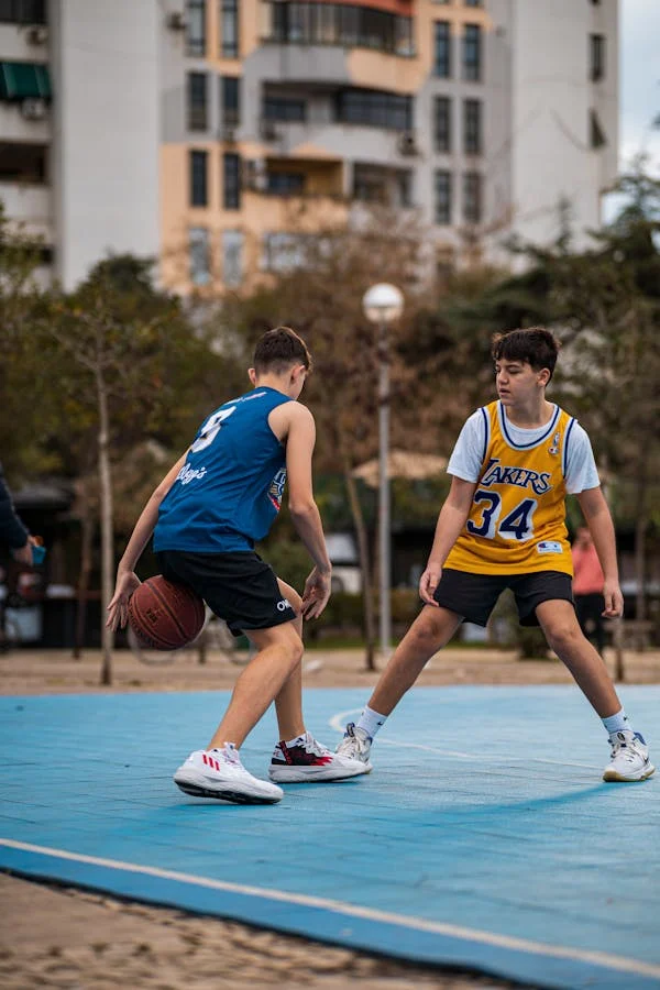 Jeunes joueurs sur un terrain de basket extérieur